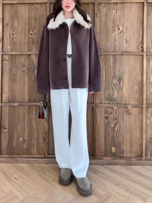 Brown Oversized Coat With White Faux Fur Collar - Image 2