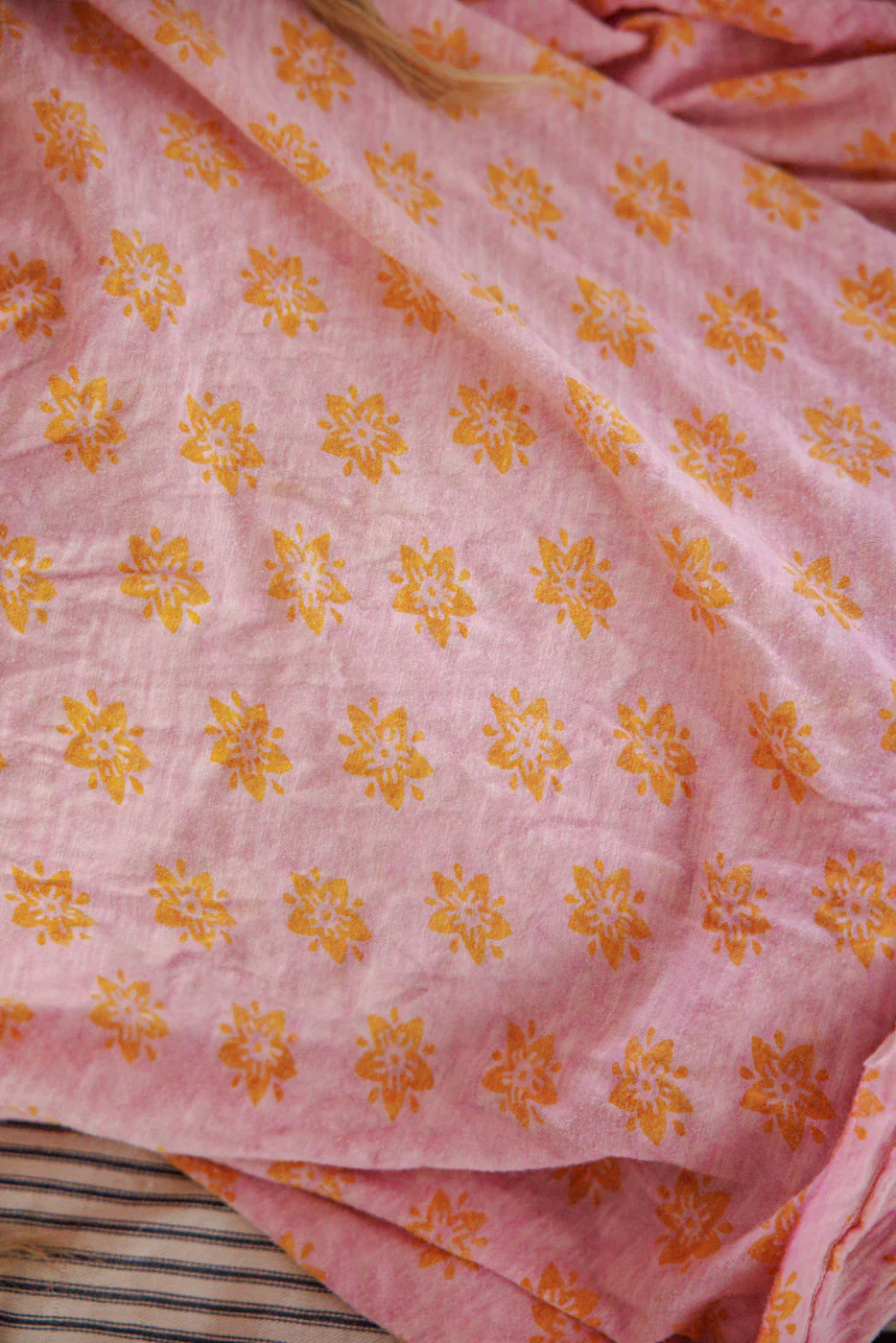 Daisy Print Viggo T 2497 in Texas Yellow Star - Image 3