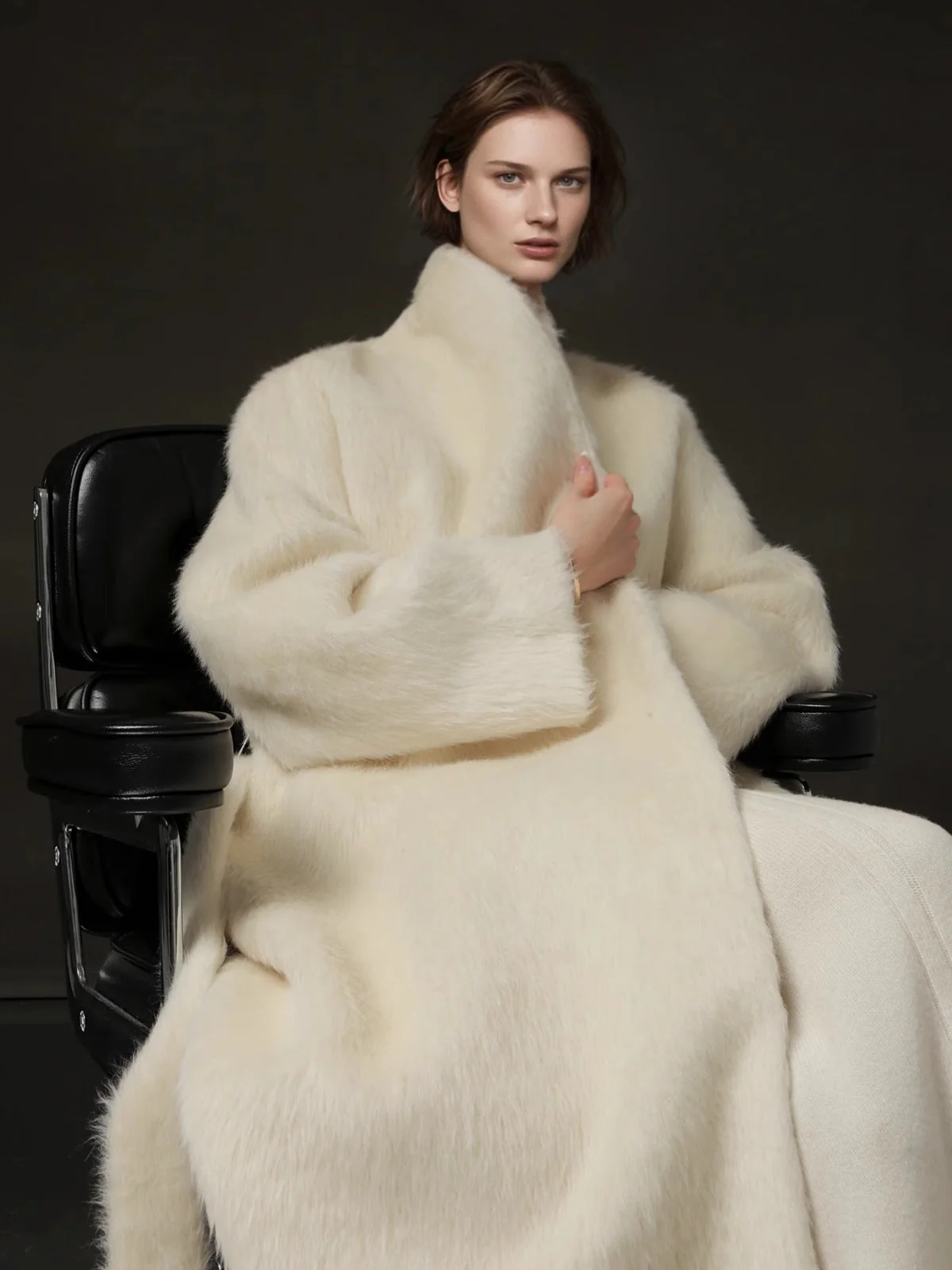 Luxury Suri Alpaca Wool Coat for Women – Double-Faced Winter Fur-Trim Overcoat with Chic Lapel Collar - Image 4
