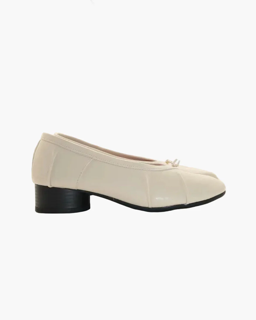 Wrinkles Tabi Pumps - Image 15
